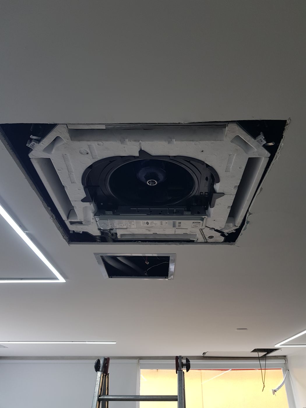 Ar condicionado de cassete no teto