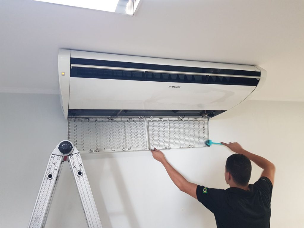 Técnico da Betel Confort a limpar um ar condicionado
