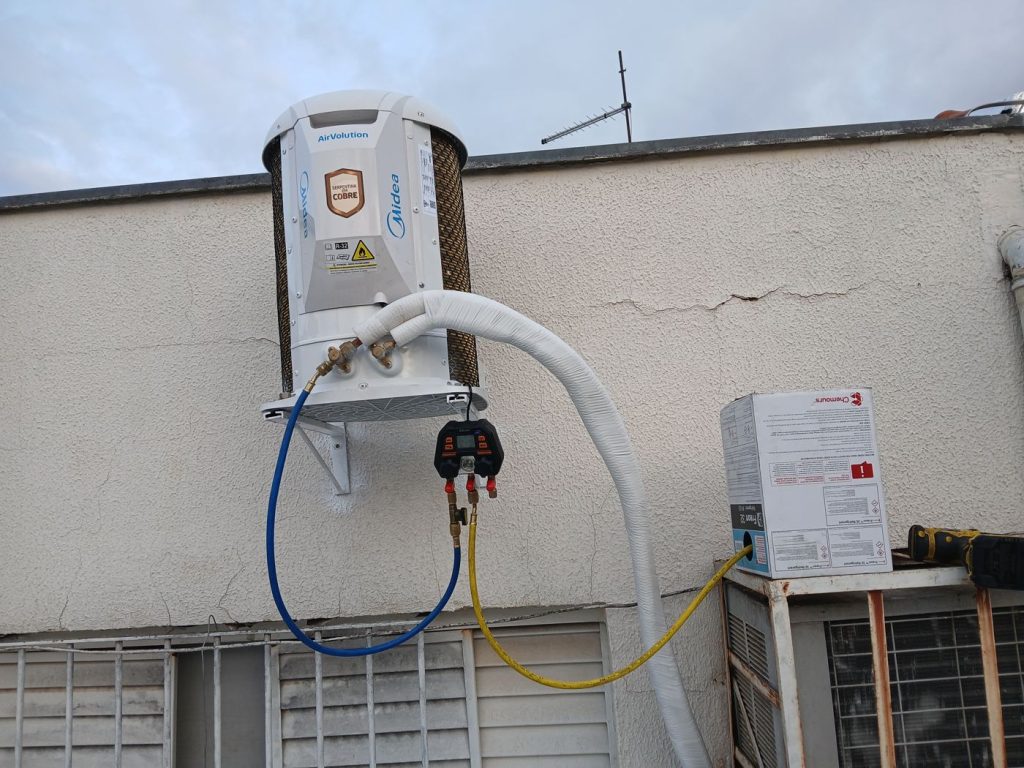 Manutenção da unidade exterior com manómetros