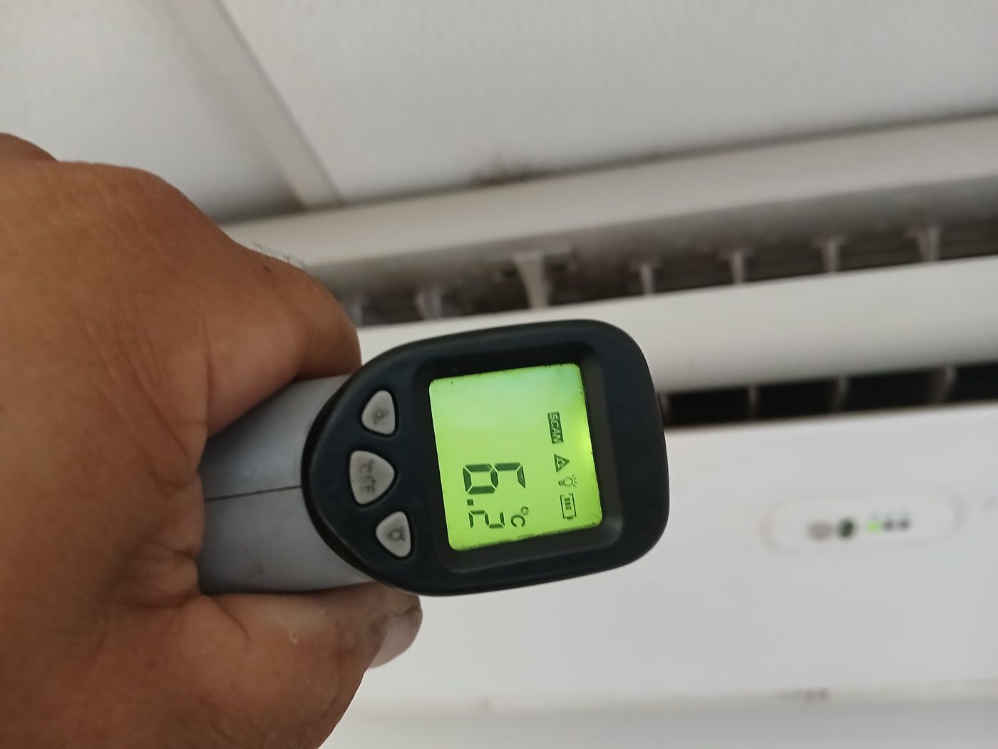 Temperatura de saída do ar a 6 °C após manutenção